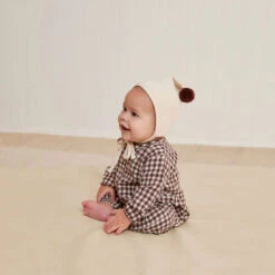 Pom Pom Pixie Bonnet -Tiny Baby Essentials Store QUINCYMAE AW23DROP2 STUDIO 89