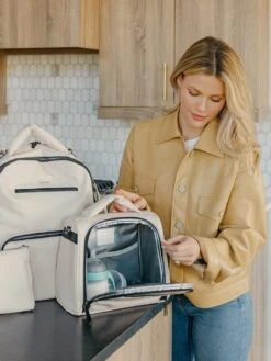 Witney Carson Insulated Bottle Bag - Cloud -Tiny Baby Essentials Store WitneyCarsonxJuJuBe SP2024 Lifestyle 17 1500x2000 97e5ba9d 930c 4217 a911 0d49dead4d83