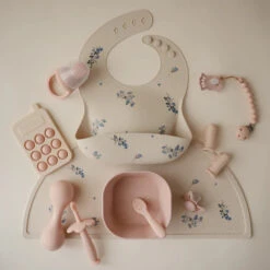 Mushie Hera Pacifier Clip -Tiny Baby Essentials Store flatlays 05.03 13 fa94c28f a506 4379 9ca7 ab65221eb45e