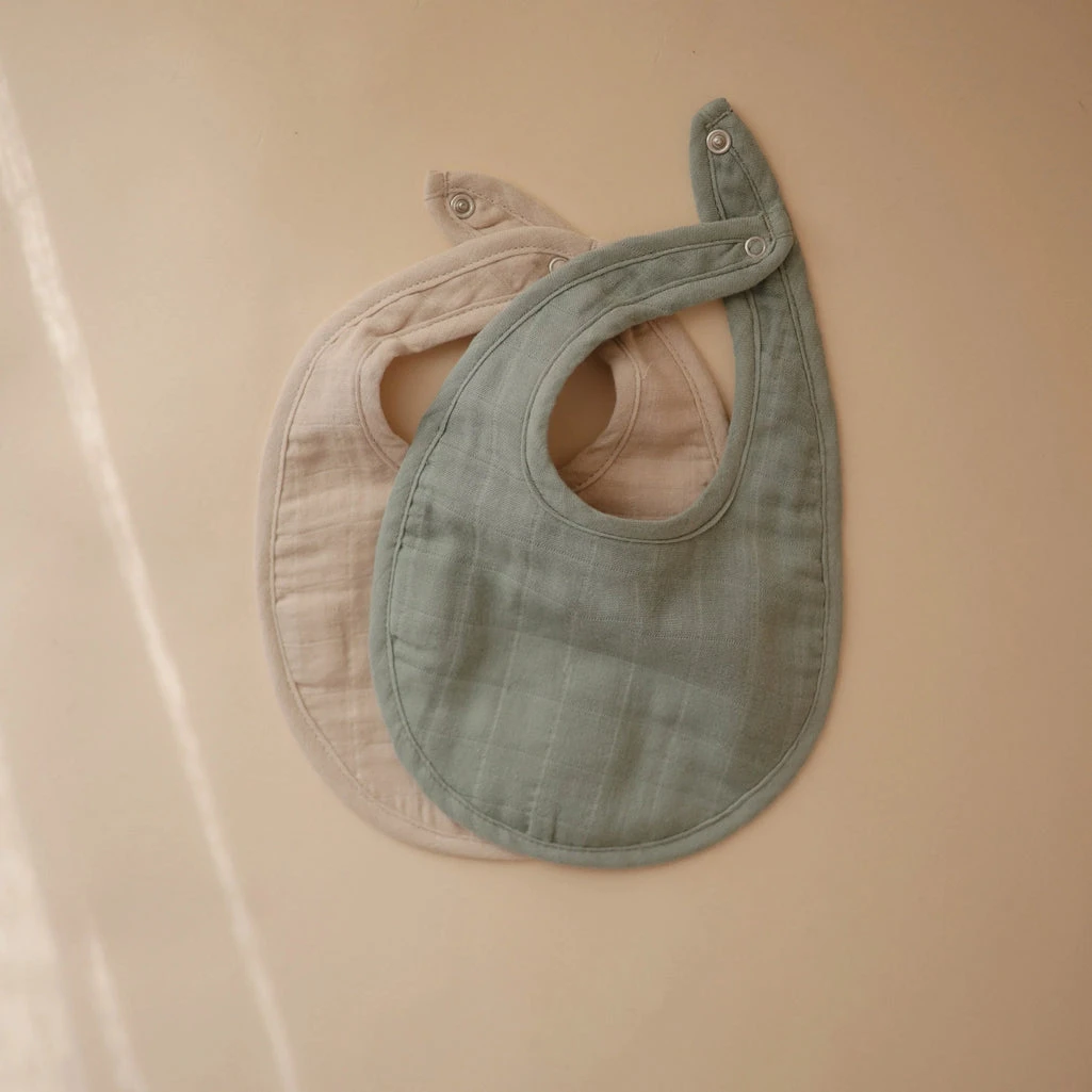 Mushie Muslin Bib 2-Pack 6 Mushie Muslin Bib 2-Pack - Image 6
